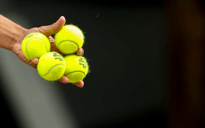 (220704) -- LONDON, July 4, 2022 -- Carlos Alcaraz of Spain gets ready to serve during the men s singles fourth round match against Jannik Sinner of Italy at Wimbledon tennis Championship in London, Britain, on July 3, 2022. ) (SP)BRITAIN-LONDON-TENNIS-WIMBLEDON-MEN S SINGLES HanxYan 