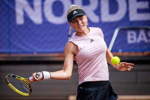 220704 Caijsa Hennemann, Sweden, trains during day 1 of the WTA Nordea Open on July 4, 2022 in Bastad,  Copyright: CHRISTOFFERxBORGxMATTISSON BB220704CB025