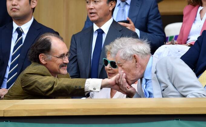 Sport Bilder des Tages Mandatory Credit: Photo by James Veysey Shutterstock (13012861v) Ian McKellan kissing the hand of Mark Rylance in the Royal Box on Centre Court Wimbledon Tennis Championships, Day 8, The All England Lawn Tennis and Croquet Club, London, UK - 04 Jul 2022 Wimbledon Tennis Championships, Day 8, The All England Lawn Tennis and Croquet Club, London, UK - 04 Jul 2022  Copyright: xJamesxVeysey Shutterstockx 13012861v