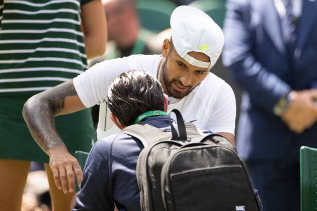Mandatory Credit: Photo by Ella Ling Shutterstock (13012858t) Nick Kyrgios is seen by the physic after he injures his arm during his fourth round match Wimbledon Tennis Championships, Day 8, The All England Lawn Tennis and Croquet Club, London, UK - 04 Jul 2022 Wimbledon Tennis Championships, Day 8, The All England Lawn Tennis and Croquet Club, London, UK - 04 Jul 2022  Copyright: xEllaxLing Shutterstockx 13012858t