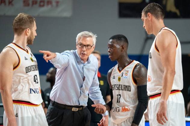 Instructions from Gordon Herbert Germany Headcoach for Christian Sengfelder Germany 43 left , Dennis Schroeder Germany 17 and Johannes Voigtmann Germany 7 right Germany vs Poland, World Cup Qualification, Window 3, 03 07 2022 Marcel von Fehrn Germany vs Poland, World Cup Qualification, Window 3, 03 07 2022 Bremen Copyright: xEibnerxPressefoto MarcelxvonxFehrnx EP_MFN