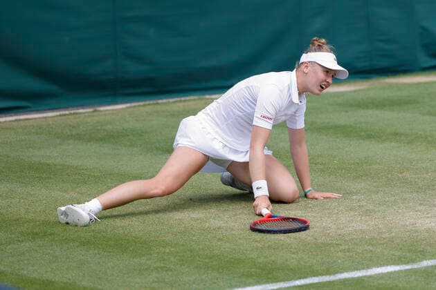 Celine Naef slips and falls to the ground, girls single GS Copyright: xJuergenxHasenkopfx