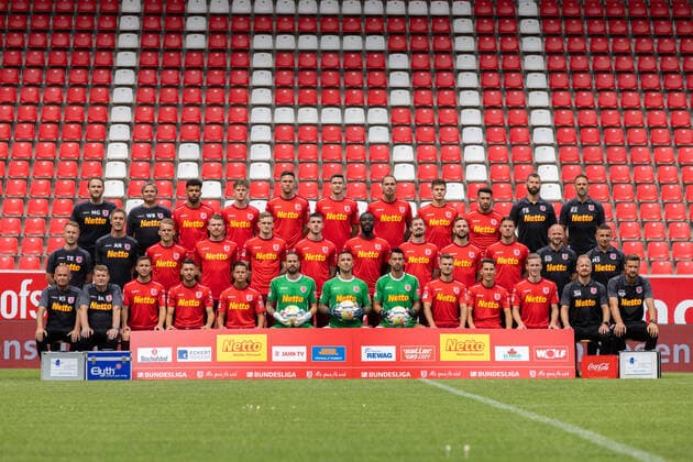 SSV Jahn Regensburg 2 BL, portrait date 2022 2023, team photo, hi row f l Matthias Günther, Wolfgang Brummer, Leon Guwara, Christian Viet, Andreas Albers, Maximilian Thalhammer, Joel Zwarts, Björn Zempelin, Aygün Yildrim, Thomas Barth, Ronny Zeiß mi row f l Tobias Rutzinger, Dr Andreas Harlass Neuking, Nicklas Shipnoski, Steve Breitkreuz, Scott Kennedy, Kaan Caliskaner, Prince Osei Owusu, Sebastian Nachreiner, Benedikt Gimber, Jan Elvedi, Sebastian Dreier, Mersad Selimbegovic un row from left Klaus Dieter Schneider, Reinhold Reisinger, Oscar Schönfelder, Charalambos Makridis, Minos Gouras, Thorsten Kirschbaum, Dejan Stojanovic, Alexander Weidinger, Benedik Saller, Konrad Faber, Joshua Mees, Jonas Maier, Markus Palionis