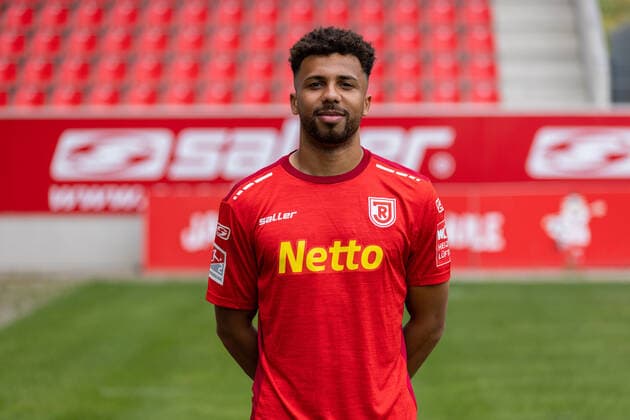 Leon Guwara SSV Jahn Regensburg 2 BL, portrait date 2022 2023