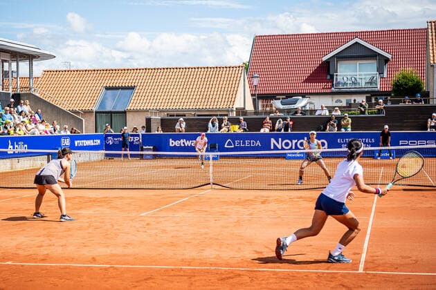 220704 Rebecca Peterson, Sweden, and Misaki Doi, Japan, meet Beatrice Gumulya, Indonesia, and Yu Chieh Hsieh, Taiwan, during Day 1 of the WTA Nordea Open on July 4, 2022 in Bastad, Copyright: CHRISTOFFERxBORGxMATTISSON BB220704CB125
