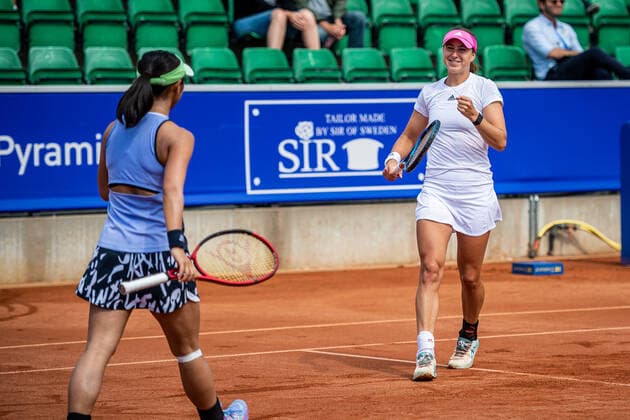 220704 Misaki Doi, Japan, and Rebecca Peterson, Sweden, cheer on day 1 of the WTA Nordea Open on July 4, 2022 in Bastad,  Copyright: CHRISTOFFERxBORGxMATTISSON BB220704CB141