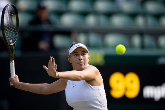Mandatory Credit: Photo by Ella Ling Shutterstock (13012858eo) Amanda Anisimova during his fourth round match Wimbledon Tennis Championships, Day 8, The All England Lawn Tennis and Croquet Club, London, UK - 04 Jul 2022 Wimbledon Tennis Championships, Day 8, The All England Lawn Tennis and Croquet Club, London, UK - 04 Jul 2022  Copyright: xEllaxLing Shutterstockx 13012858eo
