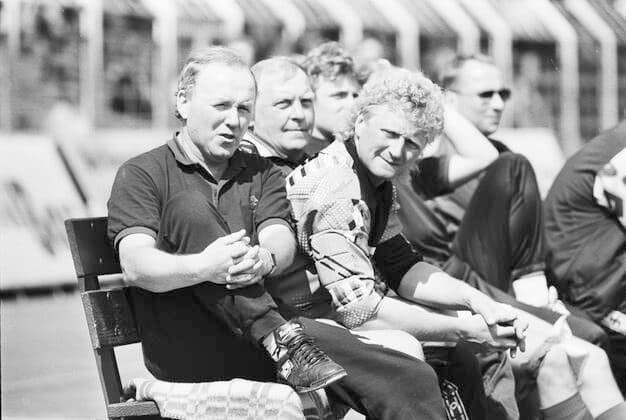 FC Erzgebirge vs Tebe 03.06.1995, Aue, Erzgebirgsstadion, Regionalliga Nord-Ost, 34 Spieltag, Fußball, FC Ergebirge Aue vs TEBE Berlin vl: Mannschaftsleiter Bernd Zimmermann, Lutz Lindemann und Torhüter Jörg Weißflog Chemnitz Sachsen BRD *** FC Erzgebirge vs Tebe 03 06 1995, Aue, Erzgebirgsstadion, Regionalliga Nord Ost, 34 Spieltag, Soccer, FC Ergebirge Aue vs TEBE Berlin vl team manager Bernd Zimmermann, Lutz Lindemann and goalkeeper Jörg Weißflog Chemnitz Sachsen BRD