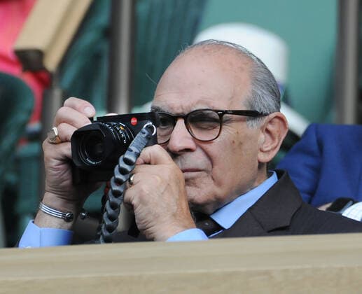 Sport Bilder des Tages Tennis Championships - Week One - Day Eight - All England Lawn Tennis Club, Wimbledon - Monday 4th July 2022 Paula Badosa v Simona Halep Sir David Suchet takes photos on his camera on the match from the Royal Box 