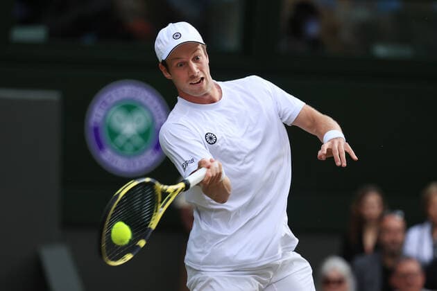 Tennis Wimbledon Tag 7 3. Juli 2022 Tennis Wimbledon Tag 7 Botic Van De Zandschlup NED in Aktion gegen Rafael Nadal ESP während ihres Herreneinzel-Achtelfinalspiels Foto Simon Stacpoole Offside London UK  Copyright: xSimonxStacpoolexOffside