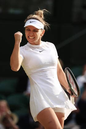 Tennis Wimbledon Tag 7 3. Juli 2022 Tennis Wimbledon Tag 7 Simona Halep ROU feiert den Sieg über Paula Badosa ESP in ihrem Dameneinzel-Achtelfinale Foto Simon Stacpoole Abseits London UK  Copyright: xSimonxStacpoolexOffside