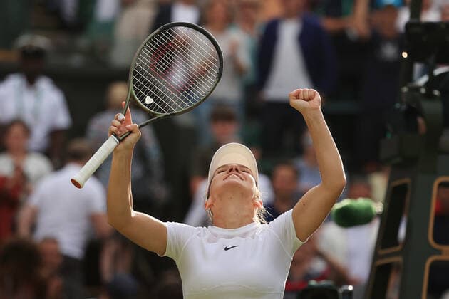 Tennis Wimbledon Tag 7 3. Juli 2022 Tennis Wimbledon Tag 7 Simona Halep ROU feiert den Sieg über Paula Badosa ESP in ihrem Dameneinzel-Achtelfinale Foto Simon Stacpoole Abseits London UK  Copyright: xSimonxStacpoolexOffside