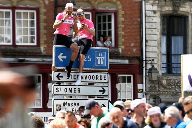 Sport Bilder des Tages CALAIS, FRANCE - JULY 05 : Fans on street signs during stage 4 of the 109th edition of the 2022 Tour de France cycling race, a stage of 172 kms with start in Dunkerque and finish in Calais on July 05, 2022 in Calais, France, 5 07 2022 ( Motordriver Kenny Verfaillie - Tour de France 2022 - Stage 04 PhotoNews Panoramic 