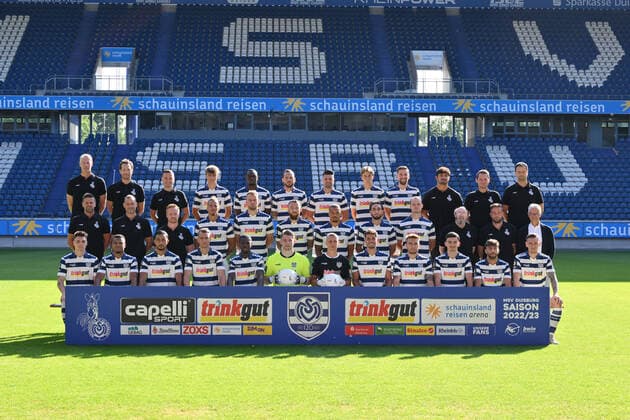 MSV Duisburg 3 league, portrait date 2022 2023, team photo, back row v li goalkeeper coach Sven Beuckert, team doctor Falk Ullerich, team doctor Martin Schroeder, Julian Hettwer, Rudolf Ndualu, Marvin Bakalorz, Moritz Stoppelkamp, Caspar Jander, Kolja Pusch, athletics coach Ruben Solis, physiotherapist Arthur Jarzombek, physiotherapist Oliver Grabowski,middle row, from left , coach Torsten Ziegner, co-trainer Michael Hiemisch, co-trainer Philipp Klug, Rolf Feltscher, Sebastian Mai, Marvin Knoll, Chinedu Ekene, Marlon Frey, Vincent Gembalies, Zeugwart Peter Lindner, Zeugwart Tim Schmitz, Sport Geschäftsführer Ralf Heskamp,Untere Reihe v li , Niklas Kölle, Marvin Ajani, Aziz Bouhaddouz, Marvin Senger, Leroy Kwadwo, Vincent Müller, Max Braune, Tobias Fleckstein, Joshua Bitter, Baran Mogultay, Alaa Bakir, Niclas Stierlin Duisburg Schauinsland Reisen Arena North Rhine-Westphalia Germany Team2