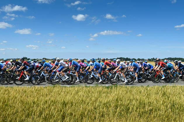 Sport Bilder des Tages The pack of the riders pictured at the start of stage four of the Tour de France cycling race, a 171.5 km race from Dunkerque to Calais, France on Tuesday 05 July 2022. This year s Tour de France takes place from 01 to 24 July 2022. - UK OUT JASPERxJACOBS  x37024138x