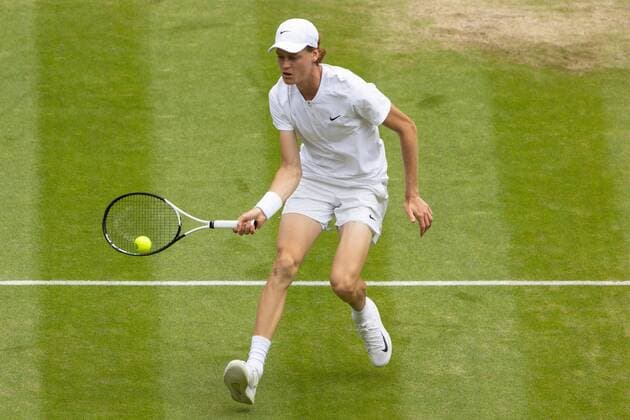 Mandatory Credit: Photo by Ella Ling Shutterstock (13012864t) Jannik Sinner during his quarter final match Wimbledon Tennis Championships, Day 9, The All England Lawn Tennis and Croquet Club, London, UK - 05 Jul 2022 Wimbledon Tennis Championships, Day 9, The All England Lawn Tennis and Croquet Club, London, UK - 05 Jul 2022  Copyright: xEllaxLing Shutterstockx 13012864t
