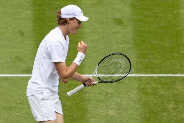 Mandatory Credit: Photo by Ella Ling Shutterstock (13012864ai) Jannik Sinner during his quarter final match Wimbledon Tennis Championships, Day 9, The All England Lawn Tennis and Croquet Club, London, UK - 05 Jul 2022 Wimbledon Tennis Championships, Day 9, The All England Lawn Tennis and Croquet Club, London, UK - 05 Jul 2022  Copyright: xEllaxLing Shutterstockx 13012864ai