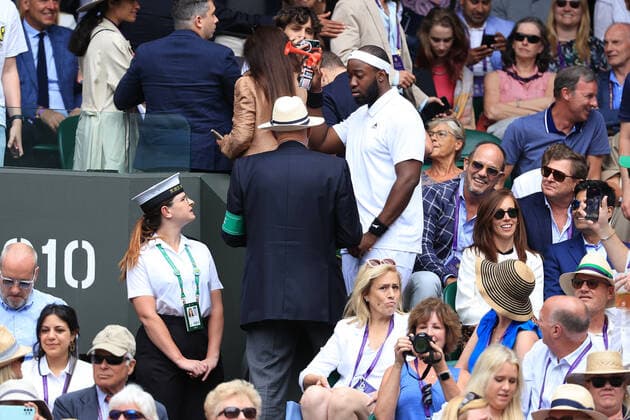 Tennis Wimbledon Tag 9 5. Juli 2022 Tennis Wimbledon Tag 9 Ordner sprechen mit einem Mann in der Menge, der ein Signalhorn in der Hand hält, während er das Herreneinzel-Viertelfinale zwischen Jannik Sinner ITA und Novak Djokovic SRB verfolgt Foto Simon Stacpoole Abseits London UK  Copyright: xSimonxStacpoolexOffside