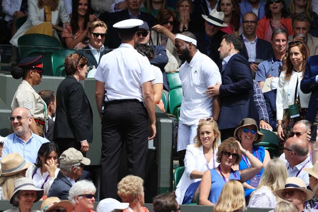 Tennis Wimbledon Tag 9 5. Juli 2022 Tennis Wimbledon Tag 9 Stewards entfernen einen Zuschauer aus der Menge während des Herreneinzel-Viertelfinalspiels zwischen Jannik Sinner ITA und Novak Djokovic SRB Foto Simon Stacpoole Offside London UK  Copyright: xSimonxStacpoolexOffside