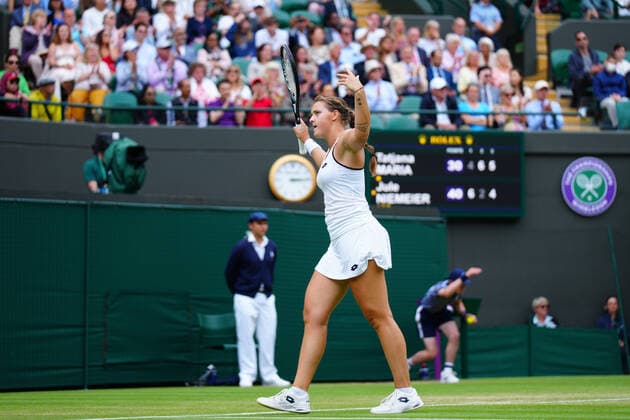Mandatory Credit: Photo by Javier Garcia Shutterstock (13012869ar) Jule Niemeier whips up the crowd during her quarter-final match Wimbledon Tennis Championships, Day 9, The All England Lawn Tennis and Croquet Club, London, UK - 05 Jul 2022 Wimbledon Tennis Championships, Day 9, The All England Lawn Tennis and Croquet Club, London, UK - 05 Jul 2022  Copyright: xJavierxGarcia Shutterstockx 13012869ar