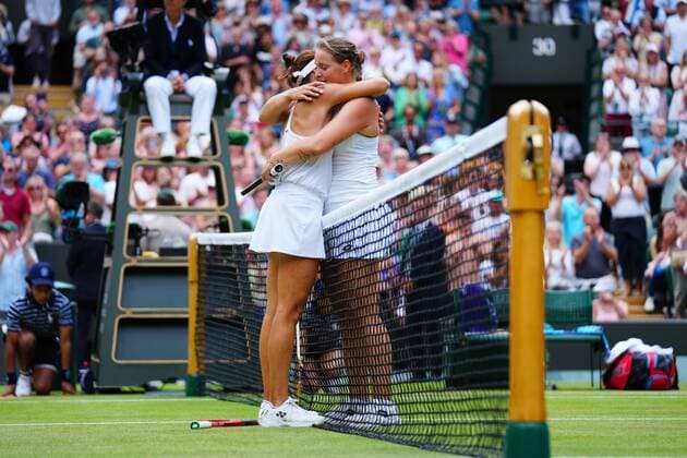 Sport Bilder des Tages Mandatory Credit: Photo by Javier Garcia Shutterstock (13012869bn) Tatjana Maria and Jule Niemeier embrace after their quarter-final match in which Tatjana Maria won Wimbledon Tennis Championships, Day 9, The All England Lawn Tennis and Croquet Club, London, UK - 05 Jul 2022 Wimbledon Tennis Championships, Day 9, The All England Lawn Tennis and Croquet Club, London, UK - 05 Jul 2022  Copyright: xJavierxGarcia Shutterstockx 13012869bn