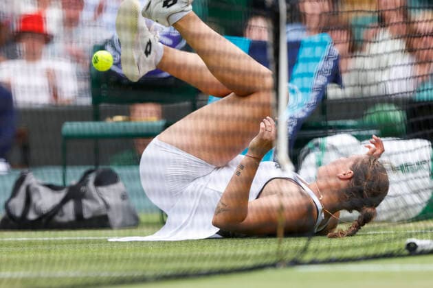 Jule Niemeier slips and falls to the ground Tennis Wimbledon 2022 Grand Slam ITF ATP WTA AELTC London Great Britain 5 July 2022 Copyright: xJuergenxHasenkopfx