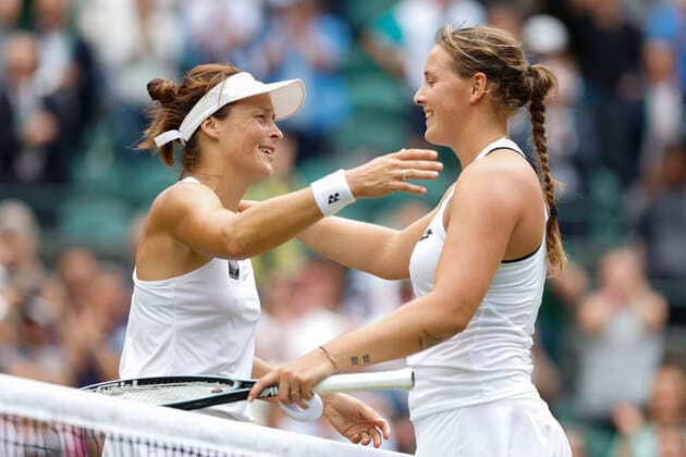 Jule Niemeier hugs the winner Tatjana Maria Tennis Wimbledon 2022 Grand Slam ITF ATP WTA AELTC London Great Britain 5 July 2022 Copyright: xJuergenxHasenkopfx