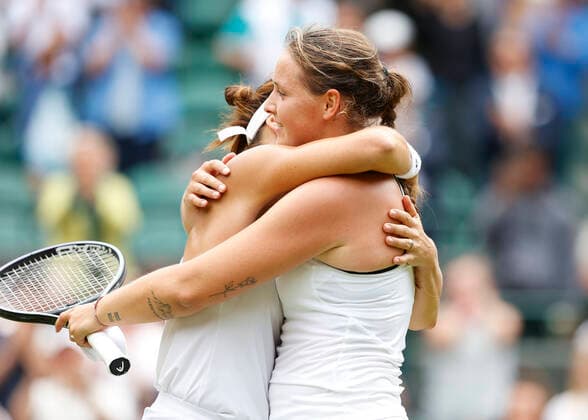Jule Niemeier hugs the winner Tatjana Maria Tennis Wimbledon 2022 Grand Slam ITF ATP WTA AELTC London Great Britain 5 July 2022 Copyright: xJuergenxHasenkopfx