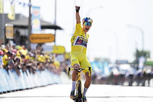 Sport Bilder des Tages CALAIS, FRANCE - JULY 05 : Van Aert Wout (BEL) of Team Jumbo-Visma victory during stage 4 of the 109th edition of the 2022 Tour de France cycling race, a stage of 172 kms with start in Dunkerque and finish in Calais on July 05, 2022 in Calais, France, 5 07 2022 ( Motordriver Kenny Verfaillie - Tour de France 2022 - Stage 04 PhotoNews Panoramic 