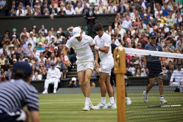 Sport Bilder des Tages Mandatory Credit: Photo by Ella Ling Shutterstock (13012864cl) Novak Djokovic helps Jannik Sinner after an injury during his quarter final match Wimbledon Tennis Championships, Day 9, The All England Lawn Tennis and Croquet Club, London, UK - 05 Jul 2022 Wimbledon Tennis Championships, Day 9, The All England Lawn Tennis and Croquet Club, London, UK - 05 Jul 2022  Copyright: xEllaxLing Shutterstockx 13012864cl