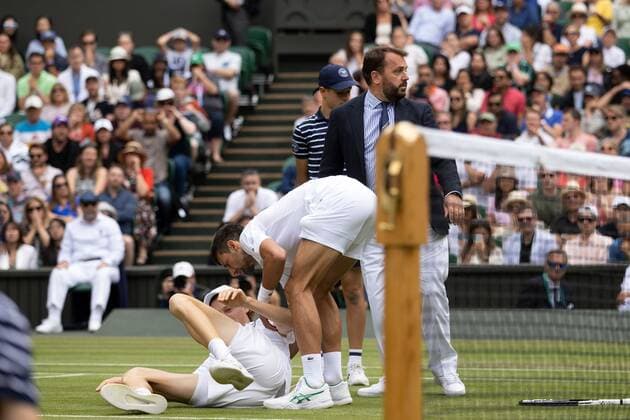 Mandatory Credit: Photo by Ella Ling Shutterstock (13012864cd) Novak Djokovic helps Jannik Sinner after an injury during his quarter final match Wimbledon Tennis Championships, Day 9, The All England Lawn Tennis and Croquet Club, London, UK - 05 Jul 2022 Wimbledon Tennis Championships, Day 9, The All England Lawn Tennis and Croquet Club, London, UK - 05 Jul 2022  Copyright: xEllaxLing Shutterstockx 13012864cd