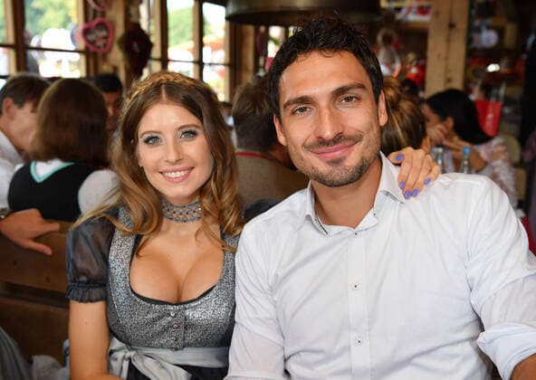 Stock photo AFTER 7 YEARS OF MARRIAGE CATHY AND MATS HUMMELS DIVORCE FILED Mats HUMMELS Bayern Muenchen with wife Cathy soccer FC Bayern Muenchen, traditional Oktoberfest visit to Kaefer Schenke, on 23 09 2017 in Munich Germany Â