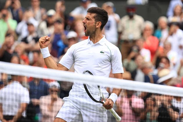 Tennis Wimbledon Tag 9 5. Juli 2022 Tennis Wimbledon Tag 9 Novak Djokovic SRB feiert seinen Sieg im Viertelfinale der Herreneinzel gegen Jannik Sinner ITA Foto Simon Stacpoole Offside London UK  Copyright: xSimonxStacpoolexOffside