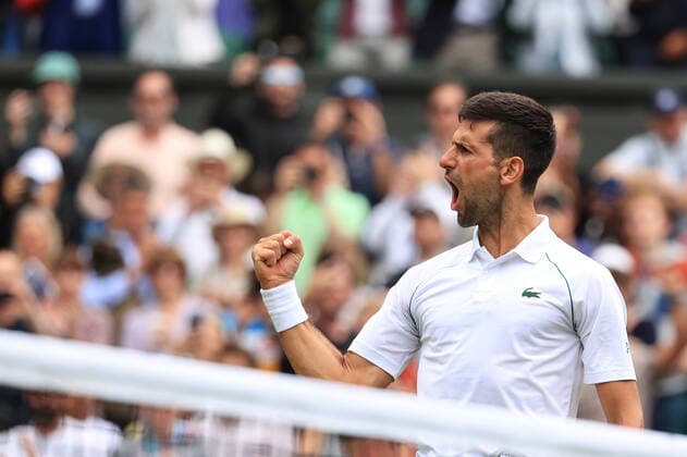 Tennis Wimbledon Tag 9 5. Juli 2022 Tennis Wimbledon Tag 9 Novak Djokovic SRB feiert seinen Sieg im Viertelfinale der Herreneinzel gegen Jannik Sinner ITA Foto Simon Stacpoole Offside London UK  Copyright: xSimonxStacpoolexOffside