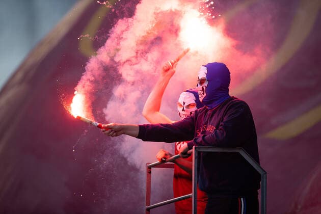 Sport Themen der Woche KW27 Sport Bilder des Tages 220705 Örgryte supportrar med bengaler under fotbollsmatchen i Superettan mellan Örgryte och Örebro den 5 juli 2022 i Göteborg. *** 220705 Örgryte supporters with Bengals during the football match in the Superettan between Örgryte and Örebro on 5 July 2022 in Gothenburg,  Copyright: MICHAELxERICHSEN BB220705MI006