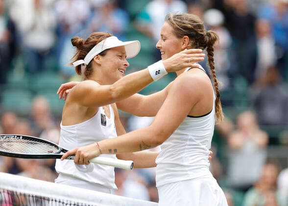 Jule Niemeier hugs winner Tatjana Maria Tennis Wimbledon 2022 Grand Slam ITF ATP WTA AELTC London Great Britain 5 July 2022 Copyright: xJuergenxHasenkopfx