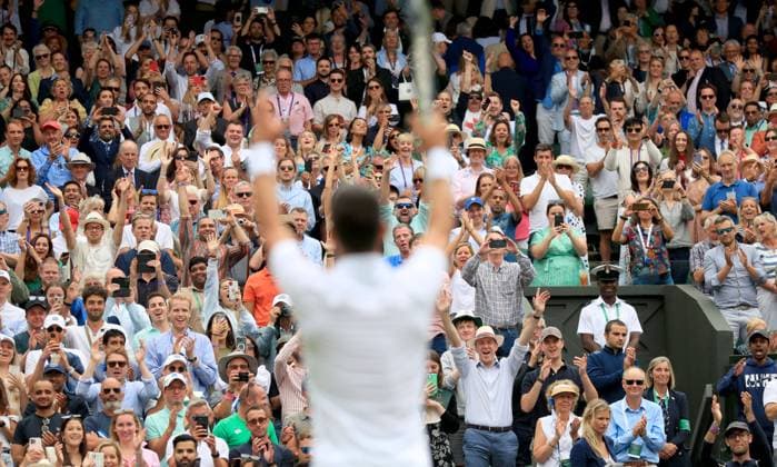 Sport Bilder des Tages (220706) -- LONDON, July 6, 2022 -- Novak Djokovic of Serbia celebrates after winning the men s singles quarter-final match against Jannik Sinner of Italy at Wimbledon Tennis Championship in London, Britain, on July 5, 2022. ) (SP)BRITAIN-LONDON-TENNIS-WIMBLEDON-MEN S SINGLES-QUARTERFINALS LixYing 