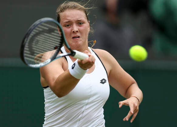(220706) -- LONDON, July 6, 2022 -- Jule Niemeier of Germany hits a return during the women s singles quarter-final match against her compatriot Tatjana Maria at Wimbledon Tennis Championship in London, Britain, on July 5, 2022. ) (SP)BRITAIN-LONDON-TENNIS-WIMBLEDON-WOMEN S SINGLES-QUARTERFINALS HanxYan 