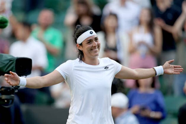 Sport Bilder des Tages (220706) -- LONDON, July 6, 2022 -- Ons Jabeur of Tunisia celebrates after winning the women s singles quarter-final match against Marie Bouzkova of the Czech Republic at Wimbledon Tennis Championship in London, Britain, on July 5, 2022. ) (SP)BRITAIN-LONDON-TENNIS-WIMBLEDON-WOMEN S SINGLES-QUARTERFINALS LixYing 