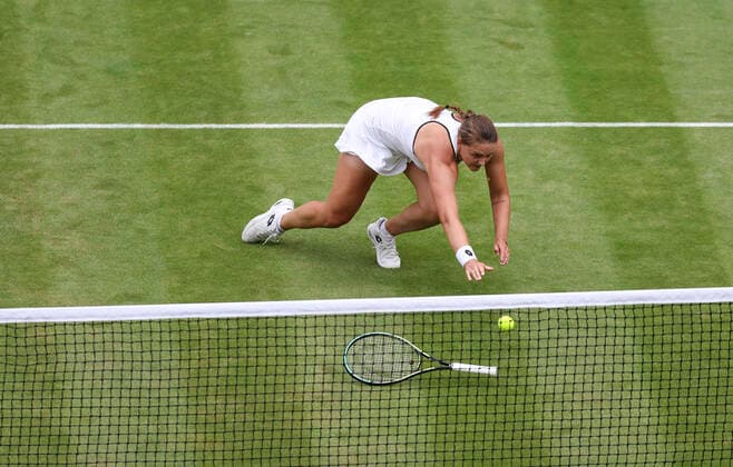 (220706) -- LONDON, July 6, 2022 -- Jule Niemeier of Germany falls as she tries to save the ball during the women s singles quarter-final match against her compatriot Tatjana Maria at Wimbledon Tennis Championship in London, Britain, on July 5, 2022. ) (SP)BRITAIN-LONDON-TENNIS-WIMBLEDON-WOMEN S SINGLES-QUARTERFINALS HanxYan 