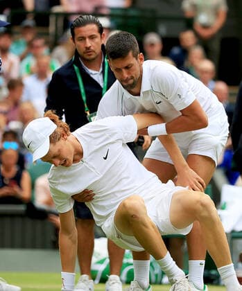 Sport Bilder des Tages (220706) -- LONDON, July 6, 2022 -- Novak Djokovic (R) of Serbia helps Jannik Sinner of Italy stand up after Sinner slipped during their men s singles quarter-final match at Wimbledon Tennis Championship in London, Britain, on July 5, 2022. ) (SP)BRITAIN-LONDON-TENNIS-WIMBLEDON-MEN S SINGLES-QUARTERFINALS LixYing 