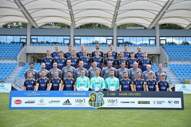05 07 2022, xfkfnsx, football 3 league, 1 FC Saarbruecken photo session season 2022 23 emspor, v l top row v l Pius Krätschmer, Dominik Becker, Alexander Groiß, Bone Uaferro, Bjarne Thoelke, Marvin Cuni, Steven Zellner, third row v l Manuel Zeitz, Mike Frantz, Julian Günther Schmidt, Lukas Boeder, Justin Steinkötter, Sebastian Jacob, Tobias Schwede, Luca Kerber, Julius Biada, second row v l Max Smith, Tom Spengler, Christoph Fuhr, Paulo da Palma, Bernd Heemsoth, Uwe Koschinat, Michael Weirich, Torsten Bard, Rüdiger Schmidt, Helmut Schwan, Dr med Markus Pahl, bottom row f l Richard Neudecker, Robin Scheu, Dominik Ernst, Kasim Rabihic, Tim Paterok, Daniel Batz, Julian Bauer, Dave Gnaase, Tobias Jänicke, Frederik Recktenwald, Andy Breuer DFL DFB REGULATES PROHIBIT ANY USE OF PHOTOGRAPHS as IMAGE SEQUENCES and or QUASI VIDEO Saarbruecken