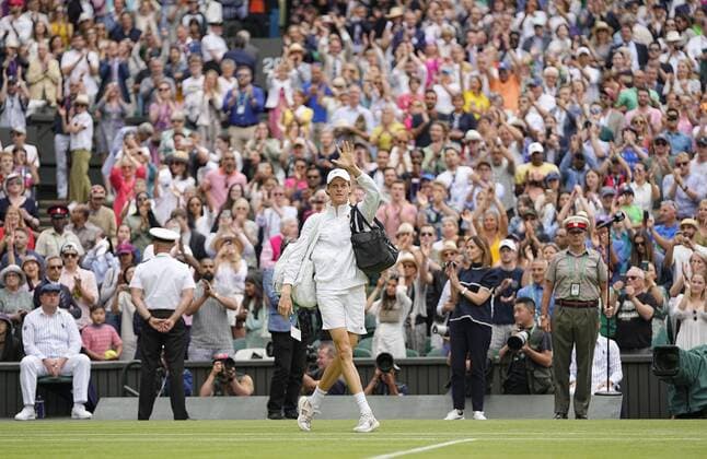 Tennis: Wimbledon championships Jannik Sinner of Italy waves to the crowd after being defeated by Novak Djokovic of Serbia in the quarterfinals of the Wimbledon tennis tournament in London on July 5, 2022.  A14AA0001310905P