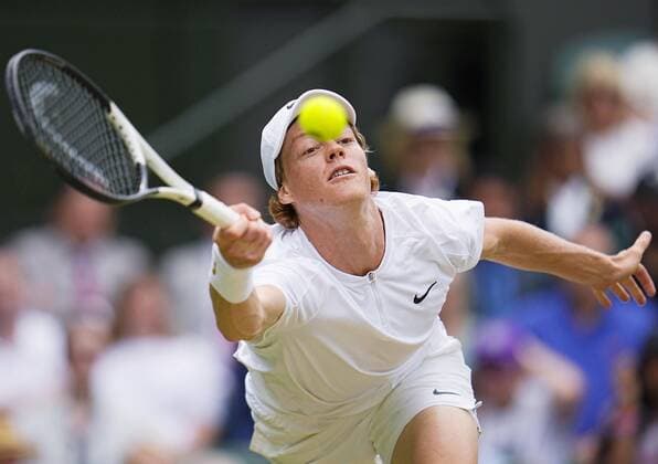 Tennis: Wimbledon championships Jannik Sinner of Italy plays against Novak Djokovic of Serbia in the quarterfinals of the Wimbledon tennis tournament in London on July 5, 2022.  A14AA0001310915P