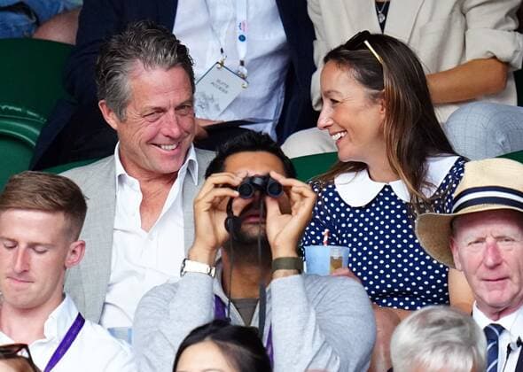 Sport Bilder des Tages Mandatory Credit: Photo by Javier Garcia Shutterstock (13018042cb) Hugh Grant and Anna Elisabet Eberstein watching the action on Centre Court Wimbledon Tennis Championships, Day 10, The All England Lawn Tennis and Croquet Club, London, UK - 06 Jul 2022 Wimbledon Tennis Championships, Day 10, The All England Lawn Tennis and Croquet Club, London, UK - 06 Jul 2022  Copyright: xJavierxGarcia Shutterstockx 13018042cb