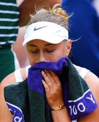Mandatory Credit: Photo by Javier Garcia Shutterstock (13018042cn) Amanda Anisimova emotional during her quarter-final match Wimbledon Tennis Championships, Day 10, The All England Lawn Tennis and Croquet Club, London, UK - 06 Jul 2022 Wimbledon Tennis Championships, Day 10, The All England Lawn Tennis and Croquet Club, London, UK - 06 Jul 2022  Copyright: xJavierxGarcia Shutterstockx 13018042cn