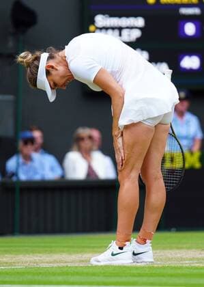 Mandatory Credit: Photo by Javier Garcia Shutterstock (13018042db) Simona Halep strikes herself on the leg in frustration during her quarter-final match Wimbledon Tennis Championships, Day 10, The All England Lawn Tennis and Croquet Club, London, UK - 06 Jul 2022 Wimbledon Tennis Championships, Day 10, The All England Lawn Tennis and Croquet Club, London, UK - 06 Jul 2022  Copyright: xJavierxGarcia Shutterstockx 13018042db