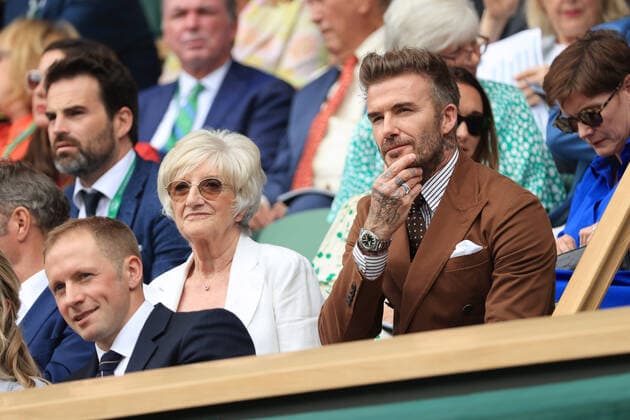 Tennis Wimbledon Tag 10 6. Juli 2022 Tennis Wimbledon Tag 10 David Beckham sitzt neben seiner Mutter Sandra in der Royal Box auf dem Centre Court Foto Simon Stacpoole Offside London UK  Copyright: xSimonxStacpoolexOffside