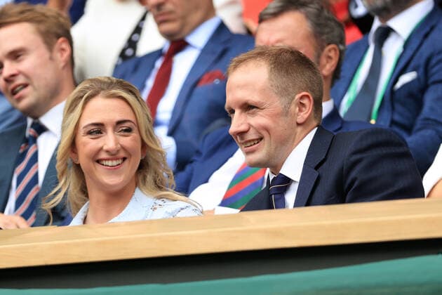Tennis Wimbledon Tag 10 6. Juli 2022 Tennis Wimbledon Tag 10 Olympische Radfahrer Dame Laura Kenny L und Ehemann Sir Jason Kenny schauen aus der Royal Box auf dem Centre Court zu Foto Simon Stacpoole Offside London UK  Copyright: xSimonxStacpoolexOffside