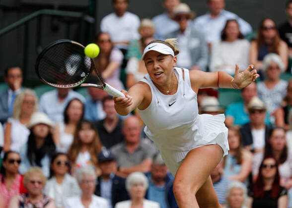 6th July 2022, All England Lawn Tennis and Croquet Club, London, England; Wimbledon Tennis tournament; Amanda Anisimova (USA) plays a forehand to Simona Halep (ROU)  ActionPlus12405436 JohnxPatrickxFletcher